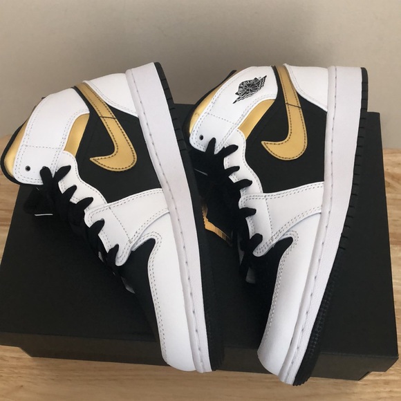 🖤💛NIKE AIR JORDAN 1 MID GS SNEAKERS💛🖤 - Picture 6 of 11